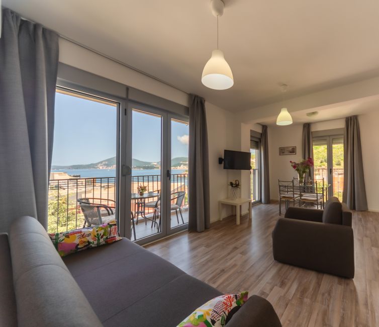 Two Bedroom Apartment with Balcony with Sea View 5