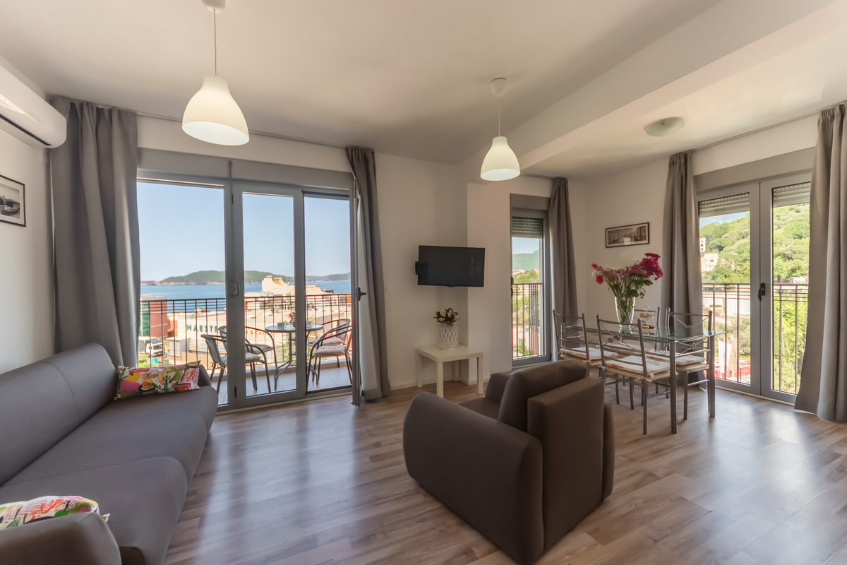 Two Bedroom Apartment with Balcony with Sea View 5