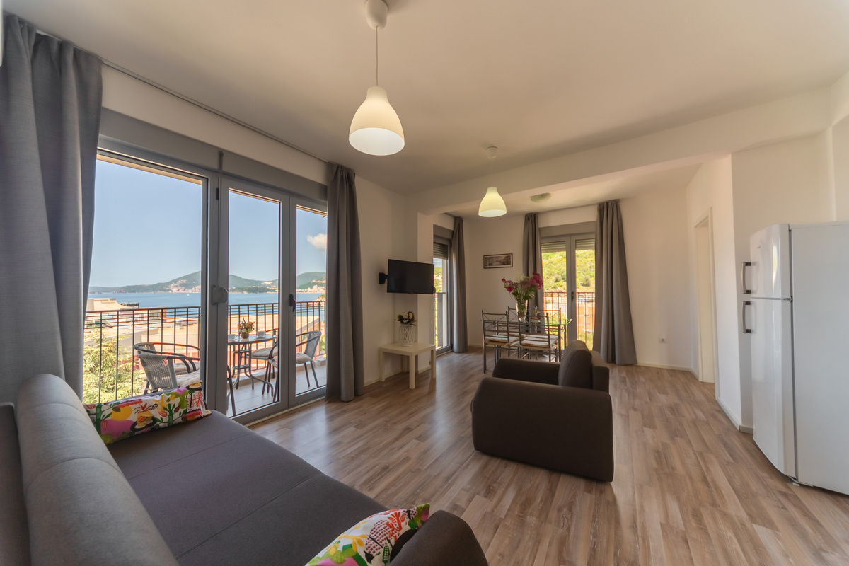 Two Bedroom Apartment with Balcony with Sea View 5